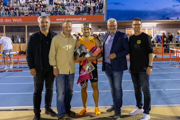 Gruppenbild von der Siegerehrung im 100 Meter Lauf der Männer beim Raiffeisen Austrian Open 2024 (v.l.) Landesrat Heinrich Dorner, Franz Rumpolt (Geschäftsführer OSR), Sieger Deniz Almas (Deutschland), Bürgermeister Thomas Steiner, Vorstandsdirektor Rudolf Suttner (Raiffeisen Burgenland).