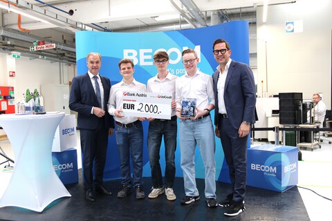 Wirtschaftslandesrat Leonhard Schneemann und Firmenchef Johannes Bock (rechts im Bild) mit den Schülern Lukas Sedelmaier, Kilian Sinowerski und Alexander Steinbauer, die den ersten Platz belegten.