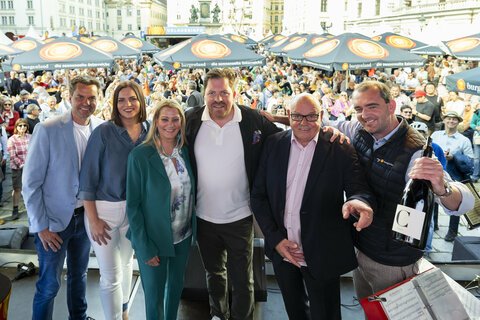 (v.l.n.r.): Didi Tunkel (GF Burgenland Tourismus), Landtagspräsidentin Astrid Eisenkopf, Landesrätin Daniela Winkler, Daniel Serafin (Intendant der Oper im Steinbruch), Wolfgang Böck (Intendant der Schlossspiele Kobersdorf)und Herbert Oschep (GF Weintourismus Burgenland GmbH) bei der heutigen Eröffnung des 21. Kul(t)inariums in Wien.