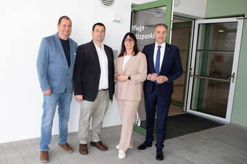 Soziallandesrat Dr. Leonhard Schneemann (r.) gemeinsam mit Grafenschachens Vizebürgermeister Johannes Pfeffer, Bürgermeister Marc Hoppel und Caritas Burgenland-Direktorin Mag. Melanie Balaskovics, MA (v.l.) bei der offiziellen Eröffnung des Pflegestützpunktes in Grafenschachen.
