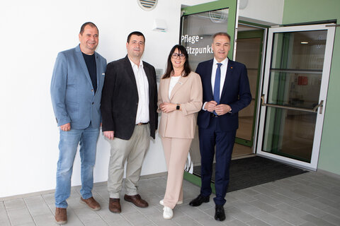 Soziallandesrat Dr. Leonhard Schneemann (r.) gemeinsam mit Grafenschachens Vizebürgermeister Johannes Pfeffer, Bürgermeister Marc Hoppel und Caritas Burgenland-Direktorin Mag. Melanie Balaskovics, MA (v.l.) bei der offiziellen Eröffnung des Pflegestützpunktes in Grafenschachen.