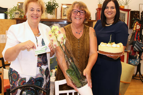 Landtagspräsidentin Verena Dunst (l.) und Landesrätin Astrid Eisenkopf (r.) gratulierten Gabriele Arenberger zur hervorragenden Arbeit des Teams im Frauenhaus.