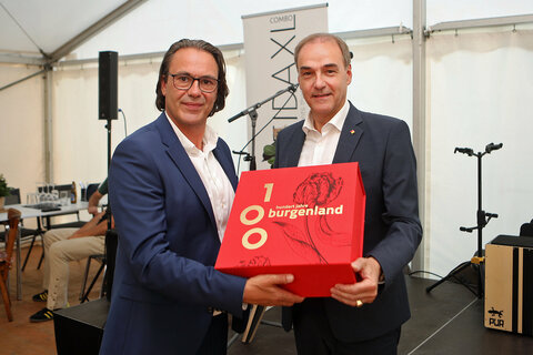 Landesrat Leonhard Schneemann überreichte Geschäftsführer Kommerzialrat Jochen Joachims (v.r.) ein Präsent.