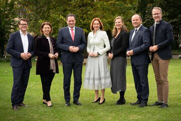 Stadtrat Jürgen Czernohorszky (Wien), LR.in Michaela Langer-Weninger (OÖ), Bundesminister Norbert Totschnig, LR.in Simone Schmiedtbauer (Steiermark), LH-Stv.in Anja Haider-Wallner, LH-Stv. Josef Geisler (Tirol) und LR Christian Gantner (Vorarlberg) bei der Landesagrar:referentinnenkonferenz in Graz