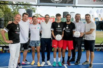 Landesrat Mag. Heinrich Dorner mit Padbol-Österreich-Präsident Heinz Palme, Ex-Nationalfußballer Andreas Herzog, Olympia-Leichtathlet Markus Fuchs, Burgenland-Energie CEO Stephan Sharma, dem burgenländischen Padbol-Talent Andreas Hamm, Ex-Nationalfußballer und Padbol-Österreich-Geschäftsführer Györgyi Garics und dem burgenländischen Ex-ÖFB-Kicker Andreas Ivanschitz.