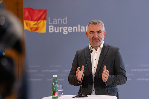 Landesrat Heinrich Dorner bei der Pressekonferenz.