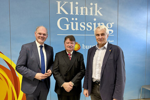 Die beiden Geschäftsführer der Gesundheit Burgenland, Franz Öller (l.) und Stephan Kriwanek (r.) gratulierten Dr. Gerhard Puhr persönlich zu seiner beruflichen Laufbahn.