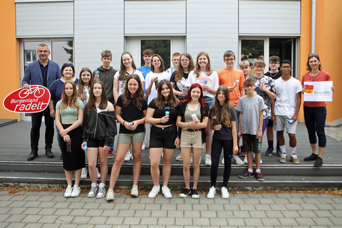 Landesrat Heinrich Dorner (l.) gratulierte Christina Rutter und der 4a der Neuen Mittelschule Horitschon zum Gewinn der Eis-Challenge.