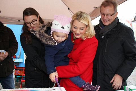 Jugendlandesrätin Mag.a (FH) Daniela Winkler nahm den 30. Jahrestages zum Anlass, um in der Fußgängerzone in Eisenstadt mit Unterstützung von Anna-Lena und Vertretern des Landesjugendforums eine Geburtstagstorte anzuschneiden und zu verteilen