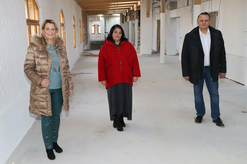 Landesrätin Daniela Winkler überzeugte sich gemeinsam mit Bürgermeister Gerhard Dreiszker und Volksschuldirektorin Edith Novak vom Baufortschritt