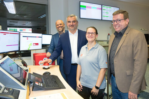 Der zuständige Landesrat Mag. Heinrich Dorner mit LSZ-Leiter Ing. Markus Halwax, Ing. Claus Paar, MSc, dem Leiter des Hauptreferats Katastrophenschutz und Krisenmanagement des Landes Burgenland, und der diensthabenden Schichtleiterin Julia Schwital in der Landessicherheitszentrale, von wo aus der Zivilschutzalarm ausgelöst wurde.