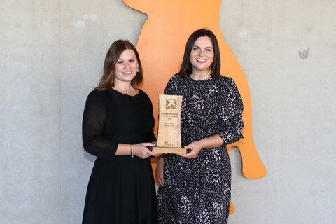 Landeshauptmannstellvertreterin Astrid Eisenkopf mit Verena Jakits aus Pamhagen, Preisträgerin in der Kategorie „Heimtiere, Privatperson“