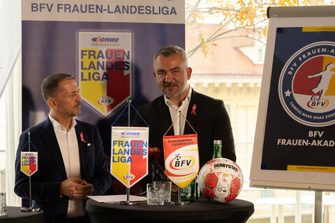 Landesrat Heinrich Dorner (rechts im Bild) und BFV Präsident Georg Pangl bei der Präsentation der BFV Frauen-Akademie