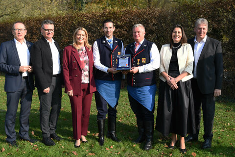 Landesrätin Daniela Winkler (3.v.l.) und Landesobmann Peter Reichstädter (l.) mit Mitgliedern der Bauernkapelle St. Georgen.