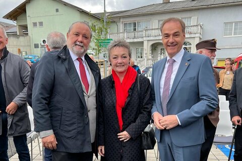 Landesrat Leonhard Schneemann mit Bürgermeisterin Renate Habetler und Bezirkshauptmann Peter Bubik bei der Eröffnung.