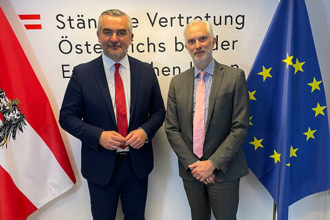 Landesrat Heinrich Dorner im Gespräch mit dem Ständigen Vertreter Österreichs in der EU, Gregor Schusterschitz.