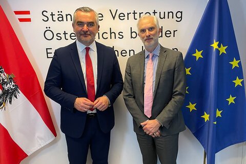 Landesrat Heinrich Dorner im Gespräch mit dem Ständigen Vertreter Österreichs in der EU, Gregor Schusterschitz.
