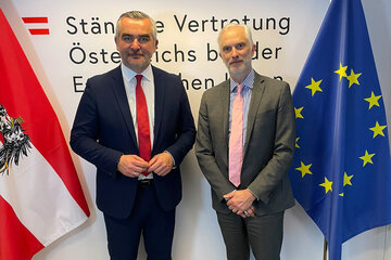 Landesrat Heinrich Dorner im Gespräch mit dem Ständigen Vertreter Österreichs in der EU, Gregor Schusterschitz.