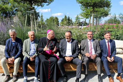 Gemeinschaftsgarten als Ort Kommunikation und Entspannung, aber auch als Rückzugs- und Kraftort: Christian Stelzer, Obmann der Vereinsfreunde der Gemeinschaft Cenacolo, Karl Schiller, Vorstandsmitglied der Vereinsfreunde der Gemeinschaft Cenacolo und Helfer, LH Hans Peter Doskozil, Diözesanbischof Ägidius Zsifkovics, KommR Ing. Alfred Bieberle, Landesinnungsmeister der Gärtner und Floristen der WK Burgenland, WK-Direktor-Stv. Harald Schermann (v.l.).
