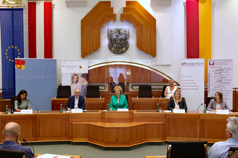 Barbara Glück mit Bildungsdirektor Heinz Josef Zitz, Landtagspräsidentin Verena Dunst, Bildungslandesrätin Daniela Winkler und PH Burgenland Rektorin Sabine Weisz