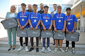 Bildungslandesrätin Mag.a (FH) Daniela Winkler (links) gratulierte den erfolgreichen Schülern der Mittelschule Pinkafeld sowie Direktor OSR Rainer Tiefengraber (3.v.l.) zum Erfolg bei den Bundesmeisterschaften in Feldkirchen.