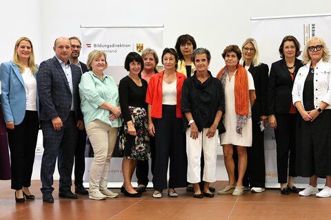 Bildungslandesrätin Daniela Winkler und Bildungsdirektor Alfred Lehner mit den Lehrerinnen und Lehrern, die für ihr 40jähriges Dienstjubiläum geehrt wurden.