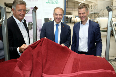 Vossen-Geschäftsführer Marc Thamm (r.) und Landtagsabgeordneter Ewald Schnecker (l.) mit Landesrat Dr. Leonhard Schneemann (Mitte).