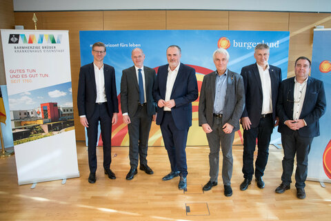 Geschäftsführer Robert Maurer, MSc, MBA (Krankenhaus Barmherzige Brüder Eisenstadt GmbH), Kaufmännischer Geschäftsführer der Gesundheit Burgenland, Mag. Franz Jürgen Öller, MBA, MPH, Landeshauptmann Mag. Hans Peter Doskozil, Medizinischer Geschäftsführer der Gesundheit Burgenland, Univ.-Prof. Dr. Stephan Kriwanek, Zentralbetriebsratsvorsitzender-Stv. Alfred Peterszel (Gesundheit Burgenland) und Zentralbetriebsratsvorsitzender Dietmar Ochsenhofer (Gesundheit Burgenland) (v.l.) bei der Präsentation des Gesundheitsberufepakets 2024 im KUZ Eisenstadt.