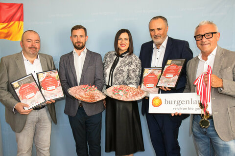 Richard Halper vom Bio-Produzenten Stefri, Paul Schlögl, Produktmanager der Biogenossenschaft Burgenland, Landeshauptmann-Stellvertreterin Mag.a Astrid Eisenkopf, Landeshauptmann Mag. Hans Peter Doskozil und Hannes Anton, Geschäftsführer der Biogenossenschaft Burgenland e-Gen mit den prämierten Produkten.