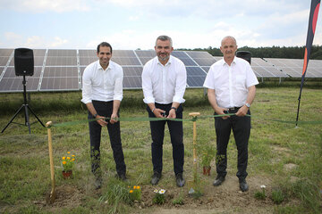 Landesrat Mag. Heinrich Dorner (Mitte), Burgenland Energie-Vorstandsvorsitzender Mag. Dr. Stephan Sharma (l.) und Bürgermeister Helmut Kopetzki (Großgemeinde Tobaj) am Standort der neuen Photovoltaikanlage im Ortsteil Punitz (v.l.).