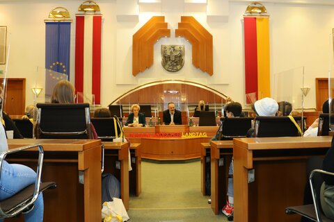 Beim heutigen „Jugend im Landtag“ standen Landtagspräsidentin Verena Dunst und Landeshauptmann Hans Peter Doskozil Schülerinnen und Schülern heute Rede und Antwort, zuvor informierte Jonathan Dorner über seinen Auslandsdienst (auf der Regierungsbank, 1. Reihe v.l.n.r.).