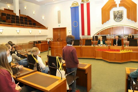 Die Schülerinnen und Schüler nahmen heute die Rolle von Jungabgeordneten ein und stellten interessante Fragen.