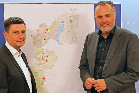 Soziallandesrat Christian Illedits und Landeshauptmann Hans Peter Doskozil präsentierten die neue Pflege Service Burgenland GmbH.