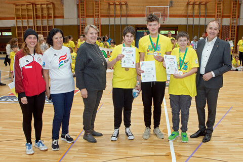 Landesrat Dr. Leonhard Schneemann gratulierte den Schüler*innen zu ihren Leistungen bei den Schoool Games.