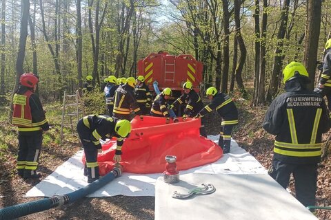 Vertreter der beteiligten Feuerwehren und Verantwortliche des grenzüberschreitenden Projekts „ForestFire“ trafen sich im Übungsgebiet am Kalten Bründl bei Neckenmarkt, um die Zusammenarbeit bei der Waldbrandbekämpfung weiter zu stärken.