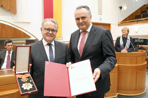 Landeshauptmann Hans Peter Doskozil zeichnete Landeshauptmann a.D. Hans Niessl mit der höchsten Auszeichnung des Landes, dem Komturkreuz mit Stern aus