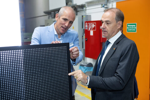 SWARCO FUTURIT-Managing Director Krizaj Matej mit Wirtschaftslandesrat Dr. Leonhard Schneemann im Betrieb.