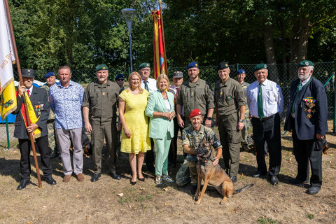 Obst. Otto Koppitsch (ehem. Kommandant Militärhundezentrum, der auch für sein Lebenswerk geehrt wurde), Bgdr. Gerhard Christiner (Stabschef Direktion 1), LRin Daniela Winkler, BMin Klaudia Tanner, Mjr Benjamin Jäger (Komandant Militärhundezentrum), Obst. Gernot Gasser (Militärkomandant Burgenland) gemeinsam mit Vertretern des Kamaradschaftsbundes beim Festakt zum 60-Jahr-Jubiläum des Militärhundezentrums Kaisersteinbruch.