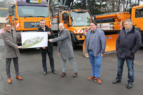 Neuer Standort für Baudirektion in Stoob: Univ. Prof. DI Dr. Gerald Goger, Geschäftsführer Landesimmobilien Burgenland, Infrastrukturlandesrat Heinrich Dorner, Baudirektor DI (FH) Wolfgang Heckenast, LAbg. Roman Kainrath, und Gruppenvorstand WHR DI Josef Wagner (v.l.).