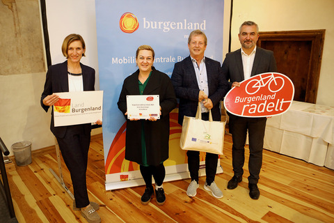 Landesrat Heinrich Dorner und Christine Zopf-Renner gratulierten Direktor Helmut Kainz und Judith Jani-Frank von der Mittelschule Kohfidisch.