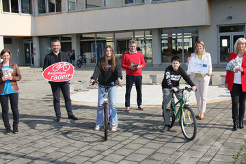 Verkehrs- und Sportlandesrat Mag. Heinrich Dorner, Bildungslandesrätin Mag.a (FH) Daniela Winkler, Bürgermeisterin LAbg. Elisabeth Böhm und Direktor OSR Dir. Nikolaus Dinhof, MA, mit Schülerinnen und Schülern der Sportmittelschule Neusiedl am See