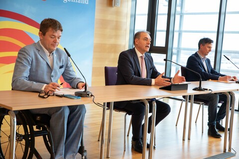 Landesrat Leonhard Schneemann stellte gemeinsam mit Mario Zagler, Stellvertretender Generalsekretär Rettet das Kind Burgenland, und Hans-Jürgen Groß, Geschäftsführender Präsident ÖZIV Burgenland, die Eckpunkte des neuen Chancengleichheitsgesetzes vor.