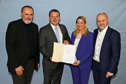 Landeshauptmann Hans Peter Doskozil, Landesrätin Daniela Winkler und Bildungsdirektor Heinz Josef Zitz (v.l.) überreichten Bernd Hochwarter (2.v.l.) sein Dekret.