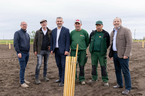 Norbert Schelakovsky (Leiter des Landesforstgartens Weiden am See), DI Hubert Iby (Leiter der Landesforstinspektion), Landesrat Mag. Heinrich Dorner, Erich Leidl und Martin Unger (Mitarbeiter des Landesforstgartens) und Baudirektor DI (FH) Wolfgang Heckenast