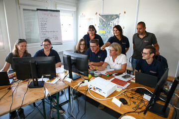 Mitarbeiterinnen und Mitarbeiter des Einsatzstabes der Bezirkshauptmann Neusiedl am See im Einsatzcontainer am Festivalgelände in Nickelsdorf (v.l.): Marianne Salzl, Daniela Zsoldos, Selin Pethö, Eveline Klauser, Leiter der Stabs Jürgen Karall, Sabine Munzenrieder, Einsatzleiterin Bezirkshauptfrau Mag.a Ulrike Zschech, Christian Pastler, Leiter des Stabs André Zingl-Hansen