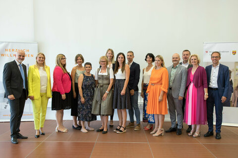 Landesrätin Daniela Winkler (2.v.l.) und Bildungsdirektor Heinz Josef Zitz (1.v.l.) mit den Direktorinnen und Direktoren der Bezirke Oberpullendorf, Oberwart, Güssing und Jennersdorf, die aus Anlass ihrer Ernennung zur Direktorin bzw. zum Direktor ihr Ernennungsdekret überreicht bekamen.