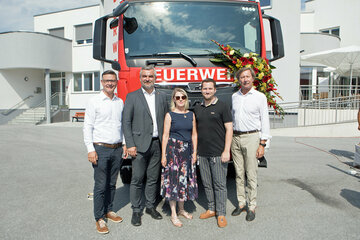 Feuerwehrreferent Landesrat Mag. Heinrich Dorner (2.v.l.) mit 3. Landtagspräsident Bürgermeister Mag. Kurt Maczek (r.) sowie dem 2. Vizebürgermeister Dr. Adrian Kubat (2.v.r.), Stadtrat Ing. Mag. Martin Kramer und Stadträtin Sigrid Tallian (v.l.) vor dem neuen Rüstlöschfahrzeug der Freiwilligen Feuerwehr Pinkafeld.