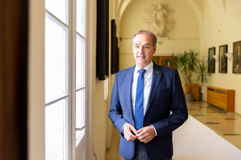 Porträtaufnahme Landesrat Dr. Leonhard Schneemann