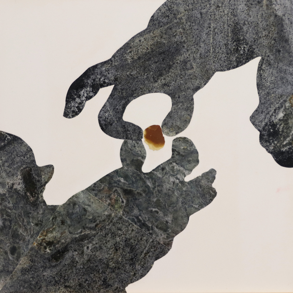 Lukas Janitsch, Prometheus, 2019; Radiolarit, altneolithischer Silex, Silikatmarmor, Hartgips; 35x35cm