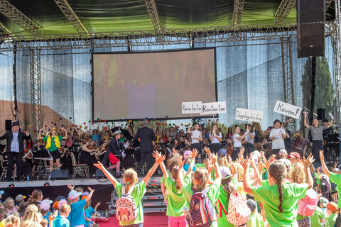 „Nola Note“ Uschi Zezelitsch, „Konrad Kontrabass“ Manfred Schweiger und „Pina Piccolo“ Anna Le Bras-Frenner begeisterten mit einer bunten, fantasievollen Show gemeinsam mit den Schülerinnen und Schülern der Musikschule Mattersburg sowie der Musikklassen des BG/BRG Mattersburg die Kinder im Pappelstadion.